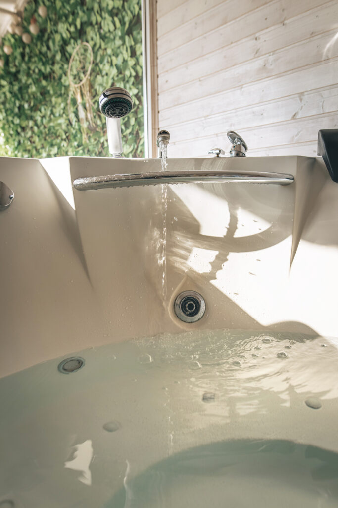 Jacuzzi en train de se remplir d'eau.