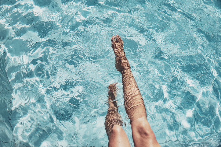 Jambes de femme dans une piscine.