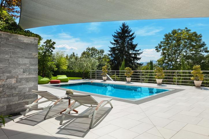 Deux transats sur une terrasse avec piscine