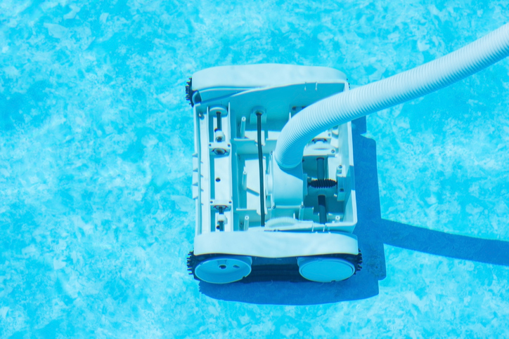 Robot nettoyant le fond d'une piscine.